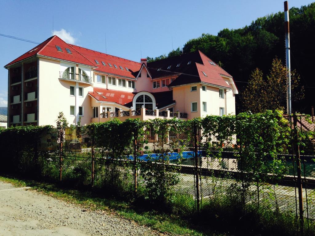 Sonyachna Polyana Hotel Exterior photo